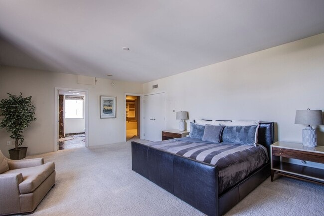 Building Photo - Absolutely stunning high rise loft at Metr...