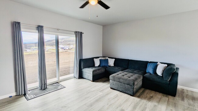 Building Photo - Stunning Views, Move-In Ready Bliss