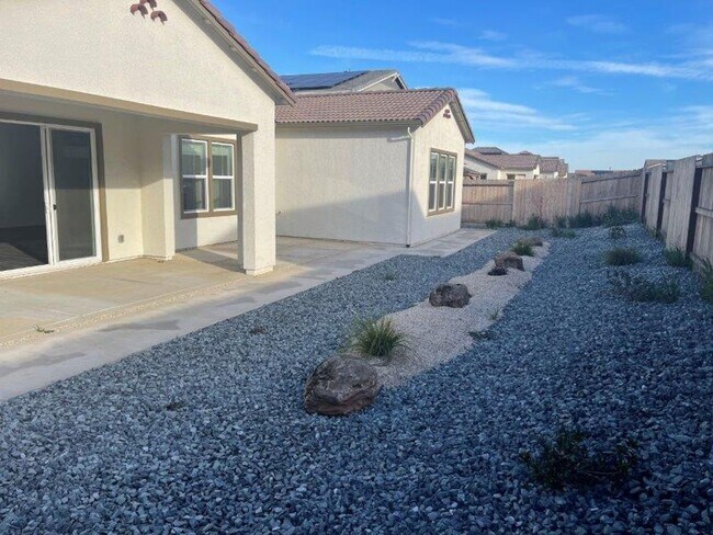 Building Photo - Fabulous Single Level 4 Bedroom in 95757