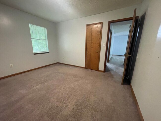 Building Photo - 2 BR 1 BA Eastside Duplex! Available for m...
