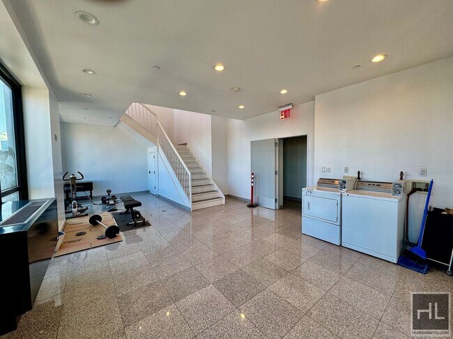 Building Photo - large rent stabilized one bedroom with pri...