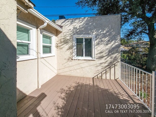 Building Photo - 1320 E Maple St