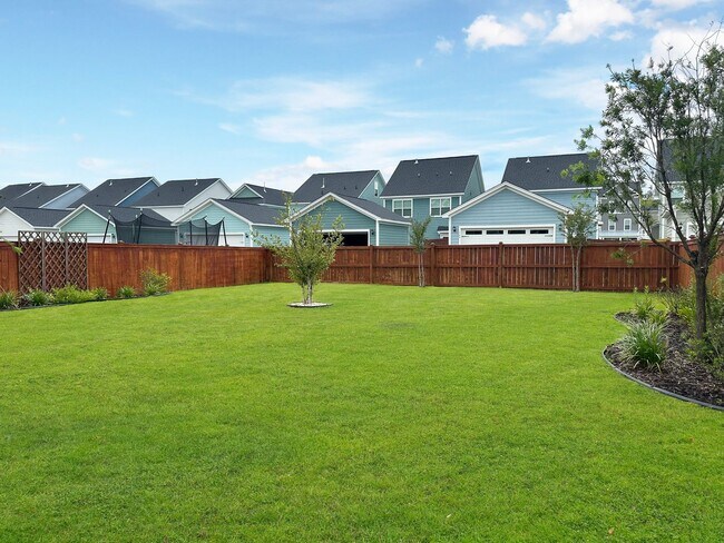 Building Photo - Fully Furnished 3 Bedroom, 2.5 Bathroom Ho...