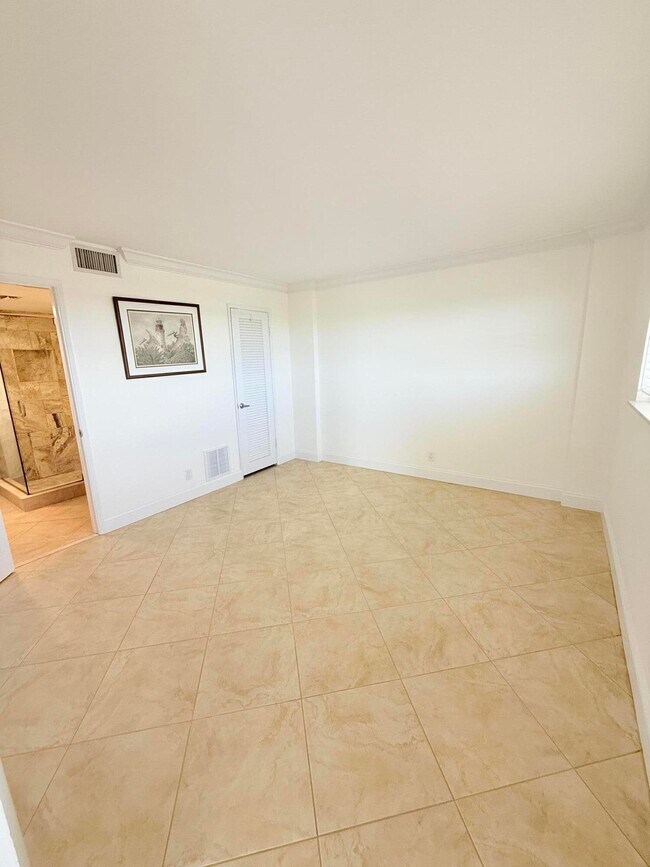Building Photo - 1160 Hillsboro Mile