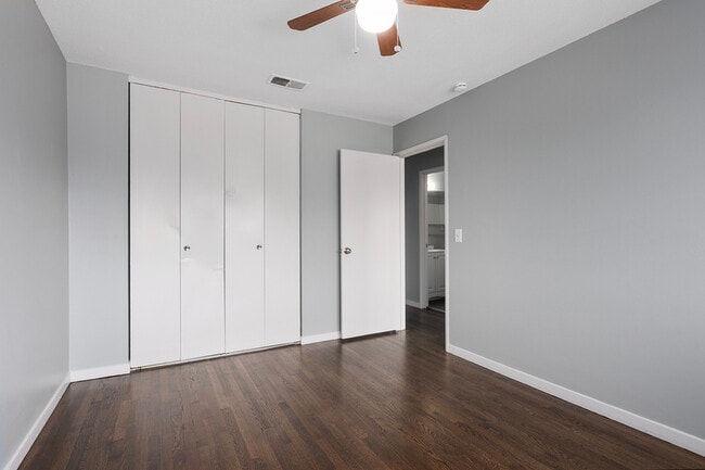 Building Photo - 421 W 87 Pl