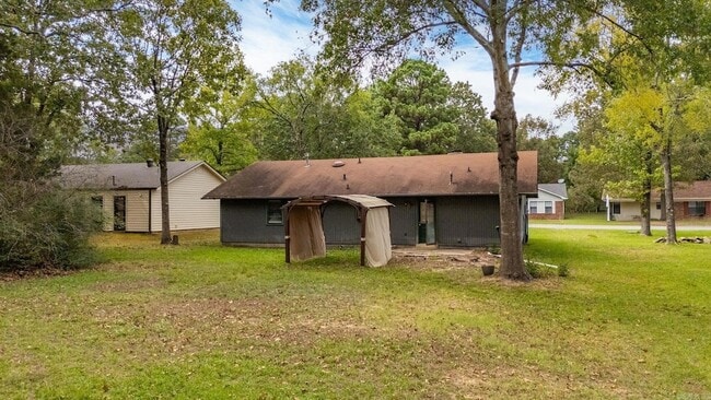 Building Photo - 19 Oak Forest Dr