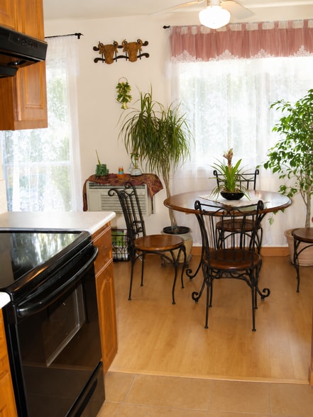 Dining area - 8665 Lake Murray Blvd