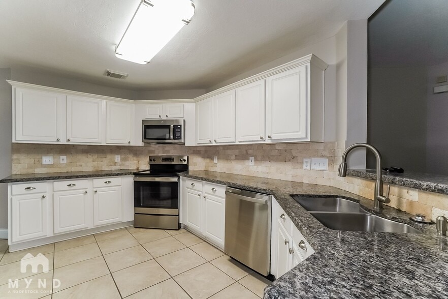 Building Photo - 12035 Thornecrest Dr