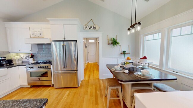 Building Photo - Spacious 3 Bed Coronado Home Available Unf...
