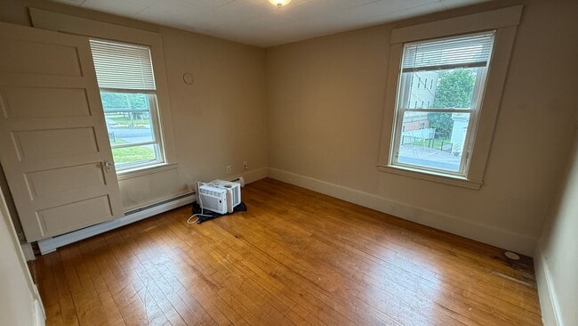 Building Photo - 5 Bedroom 2 bathroom House Available for r...