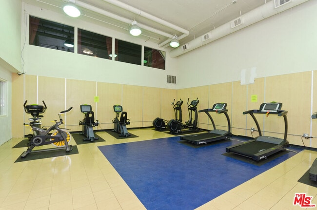 Building Photo - 10982 Roebling Ave