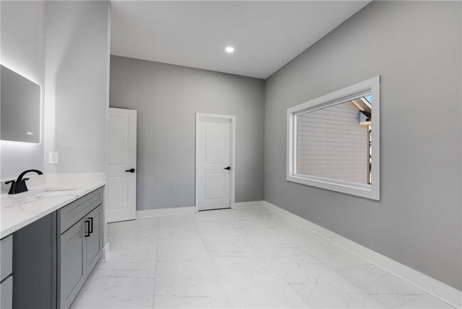 Building Photo - 2150 Essex Ave SW
