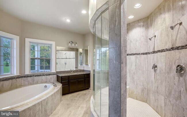 Building Photo - 14673 Falconaire Pl