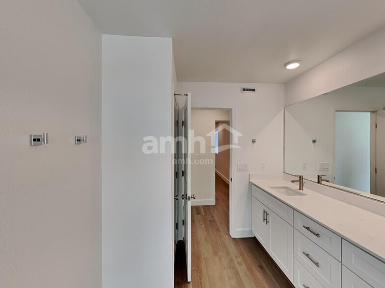 Building Photo - 10322 Medusita St