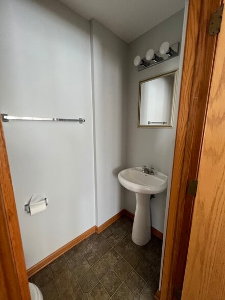 Building Photo - 1470 Millbrook Dr