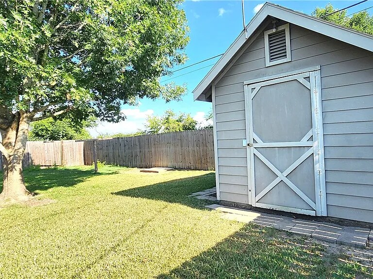 Building Photo - 711 Mockingbird St