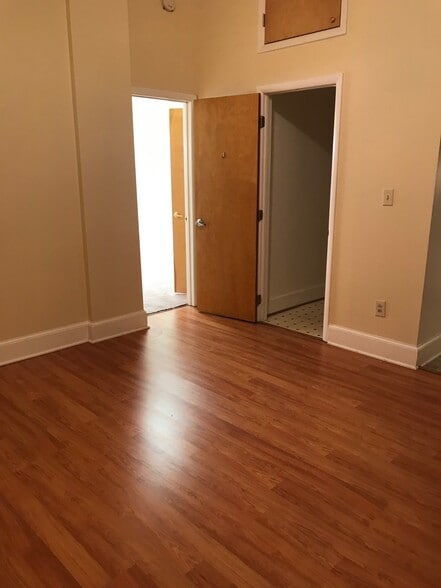 Building Photo - 907 Caroline St