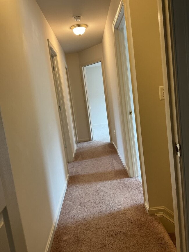 Building Photo - Country Living at its Best!