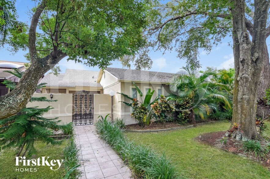 Building Photo - 8006 La Serena Dr