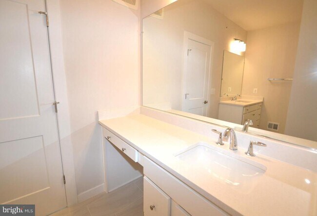 Building Photo - 43795 Middleway Ter