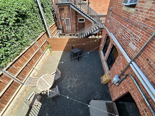 Building Photo - Bright 2nd Floor Apartment on 3rd Street -- Utilities Included!