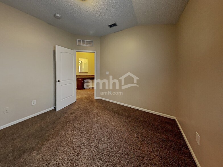 Building Photo - 11390 Oaklawn Rd