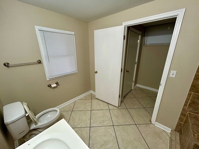 Building Photo - Newly Remodeled 4-Bedroom, 3-Bath with Fin...