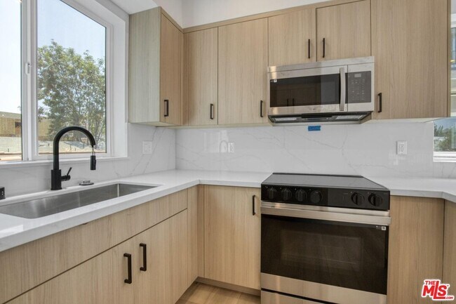 Building Photo - 10828 Hesby St