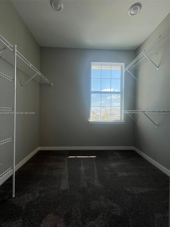 Building Photo - 12222 SW Myrtle Oak Dr