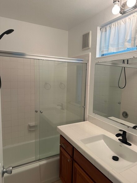 Building Photo - 18 Pepper Way