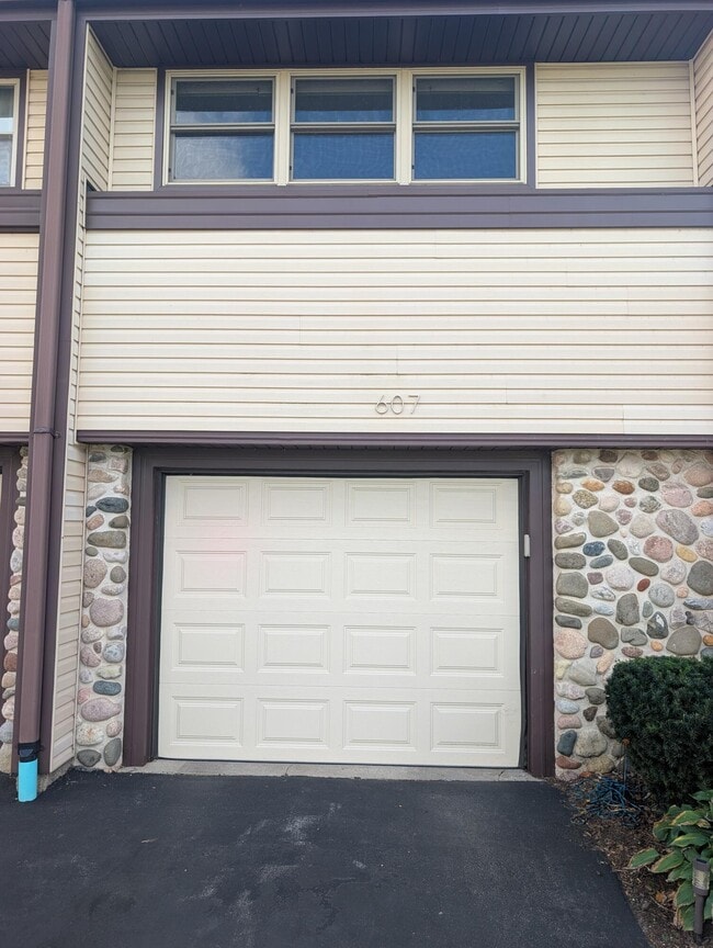 Building Photo - 607 Tamarack Dr W