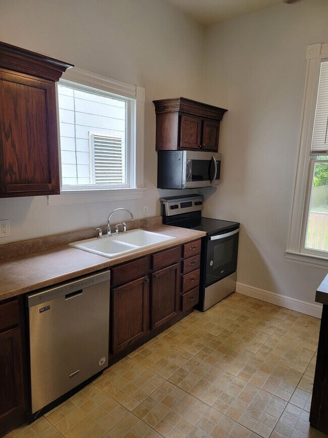 Building Photo - Large one story 3 bedroom Victorian cottage