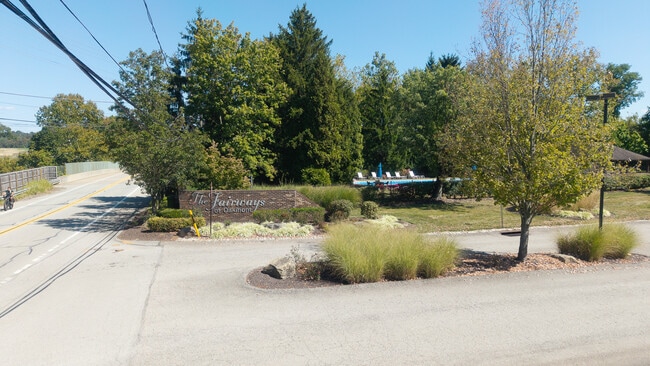 Building Photo - 804 Fairways Dr