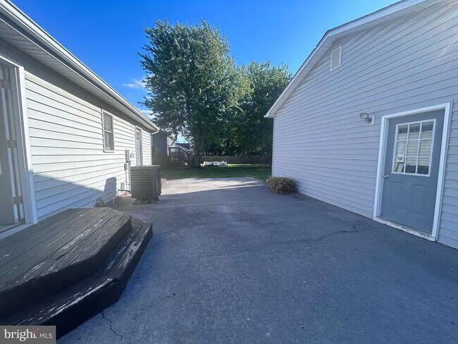 Building Photo - 307 Raven Rd