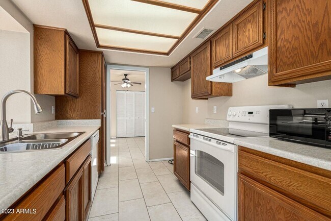Building Photo - Gorgeous 2/2 bed/bath in North Phoenix by ...