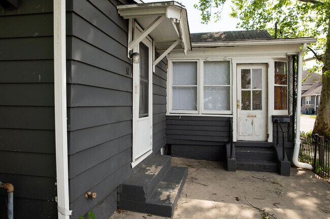 Building Photo - 311 Hart St