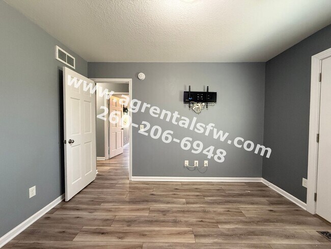 Building Photo - 3 Bedroom House