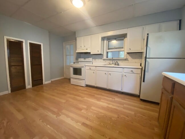 Building Photo - 7713-7715-7715 N State St