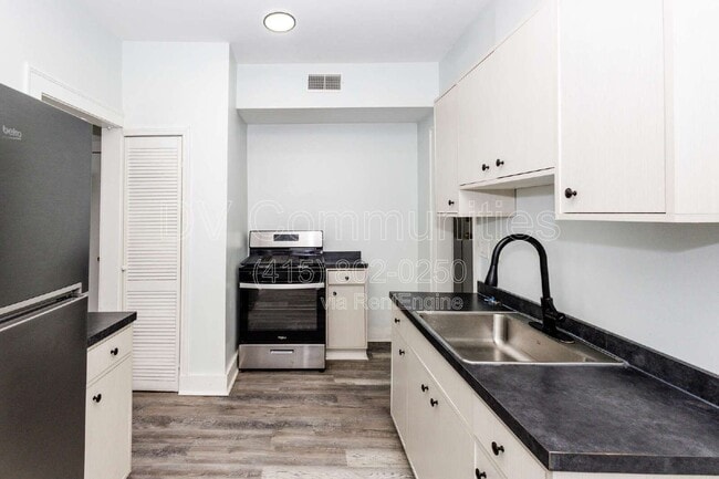 Building Photo - 3300 E 149th St