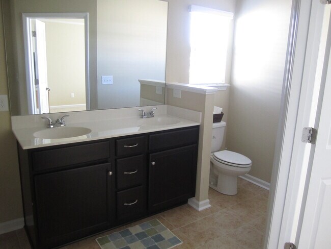 Building Photo - Near new home in comfortable family community