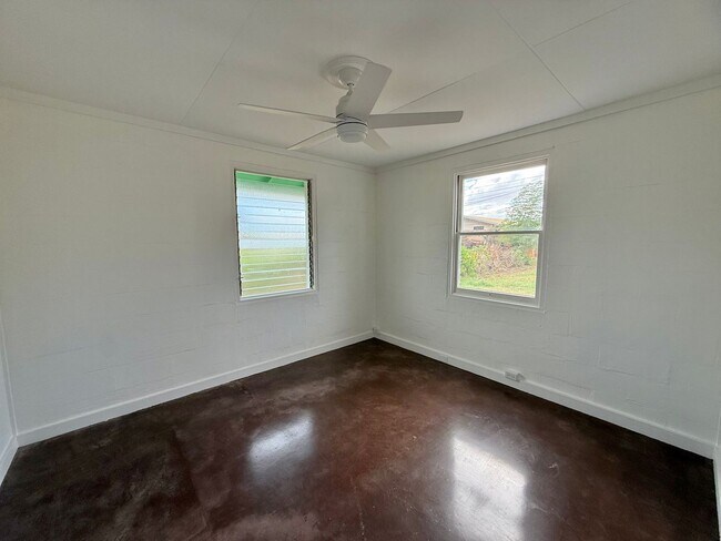Building Photo - 4 Bedroom / 1.5 Bathroom Home on a Large Lot in Kahului!