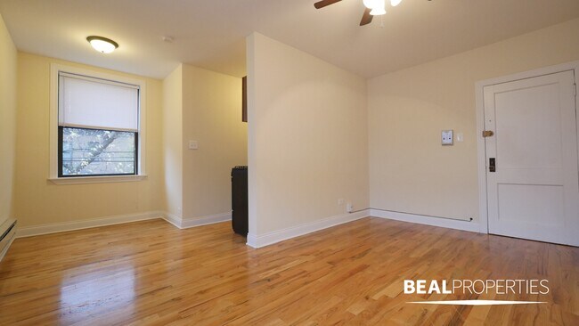 Building Photo - 818 W Diversey Pkwy
