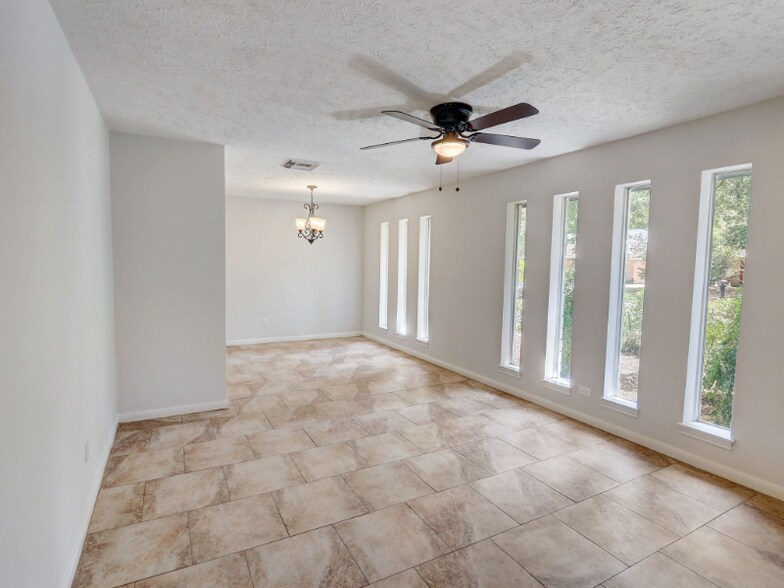 Building Photo - 1951 Round Spring Dr