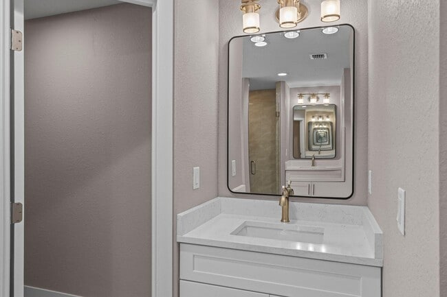 Building Photo - 5906 Hickory Dr