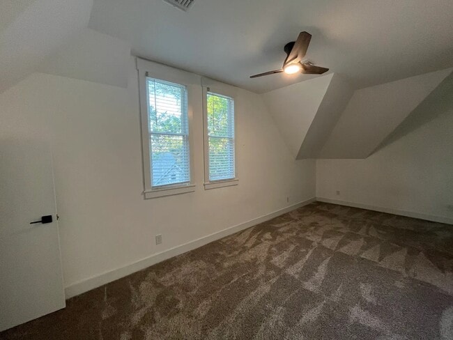 Building Photo - 326 S Oakdale Ave