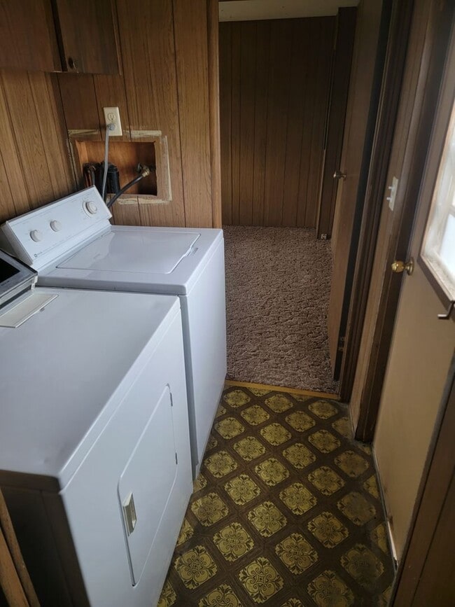 Building Photo - Small 2 bed MH