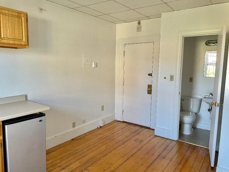 Building Photo - 405 Beacon St