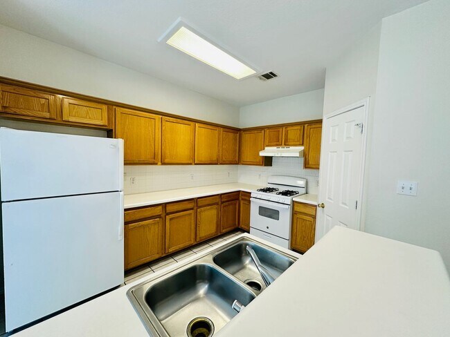 Building Photo - Awesome 3 Bed 2 Bath! Large Texas size home