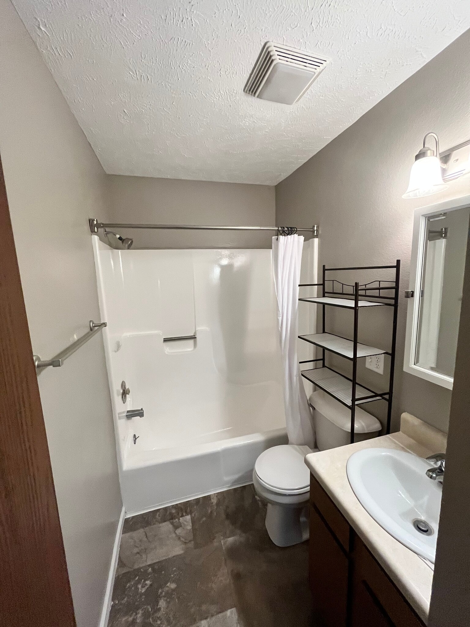 Full Bath - 4414 Solar Pl