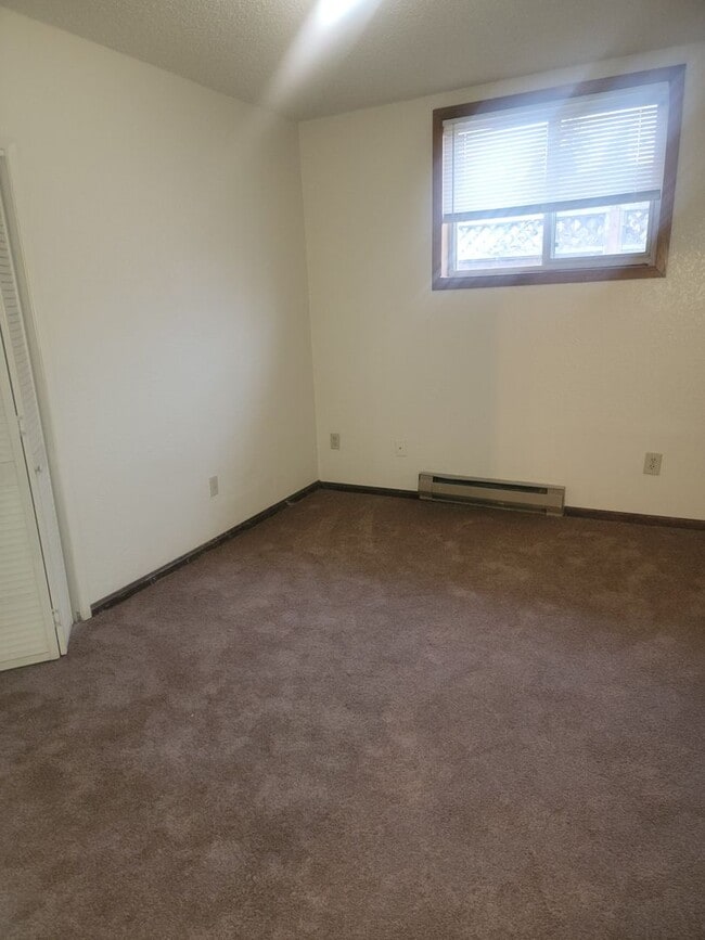 Building Photo - University Place 4 bedroom, 2 bath. Partially fenced yard